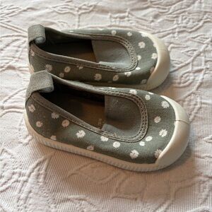 Kids H&M 4.5 Green Slip-On Shoes with White Dots